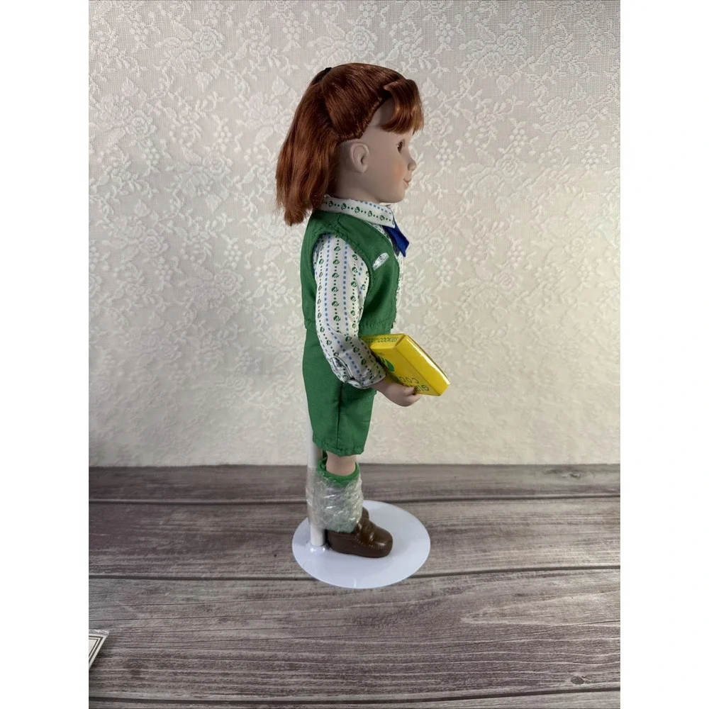 Avon‎ Girl Scout 1995 porcelain Doll 14